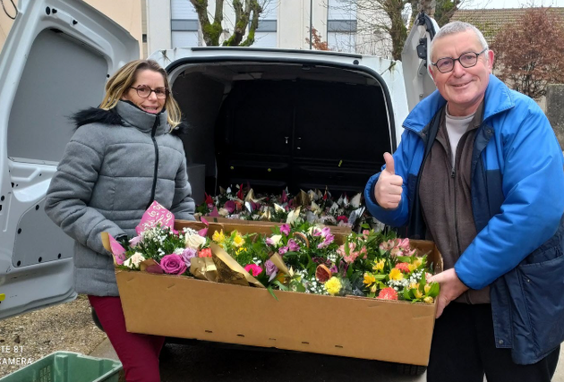L'équipe de Cœur de Fleurs prépare une livraison de fleurs